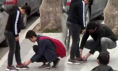 Yoldan geçenlere ayakkabılarını bağlattı