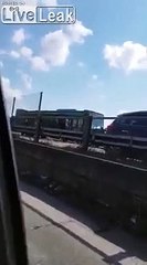 Il braque un bus... scolaire avec 50 enfants à l'intérieur en Italie !