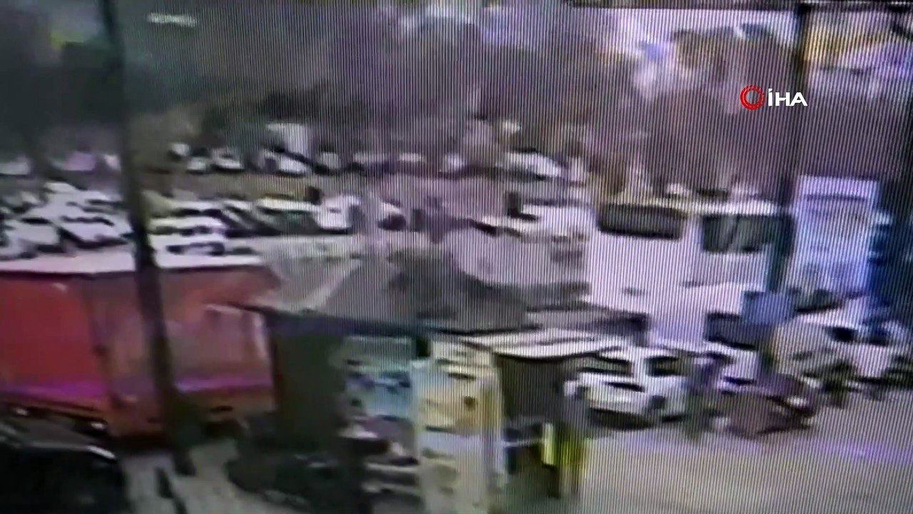 Özel halk otobüsünün yayaların arasına daldığı kaza kamerada