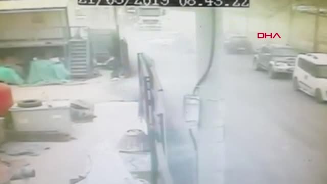 Kocaeli Otomobilden Fırlayan Abla ve Kardeşi Aracın Altında Kalarak Öldü