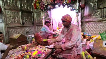 India colors up for Holi festival