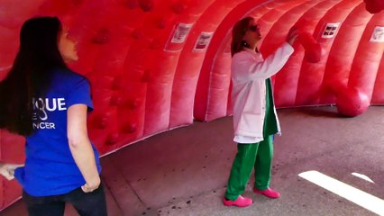 Un côlon géant installé à l'entrée de l'hôpital à Antibes
