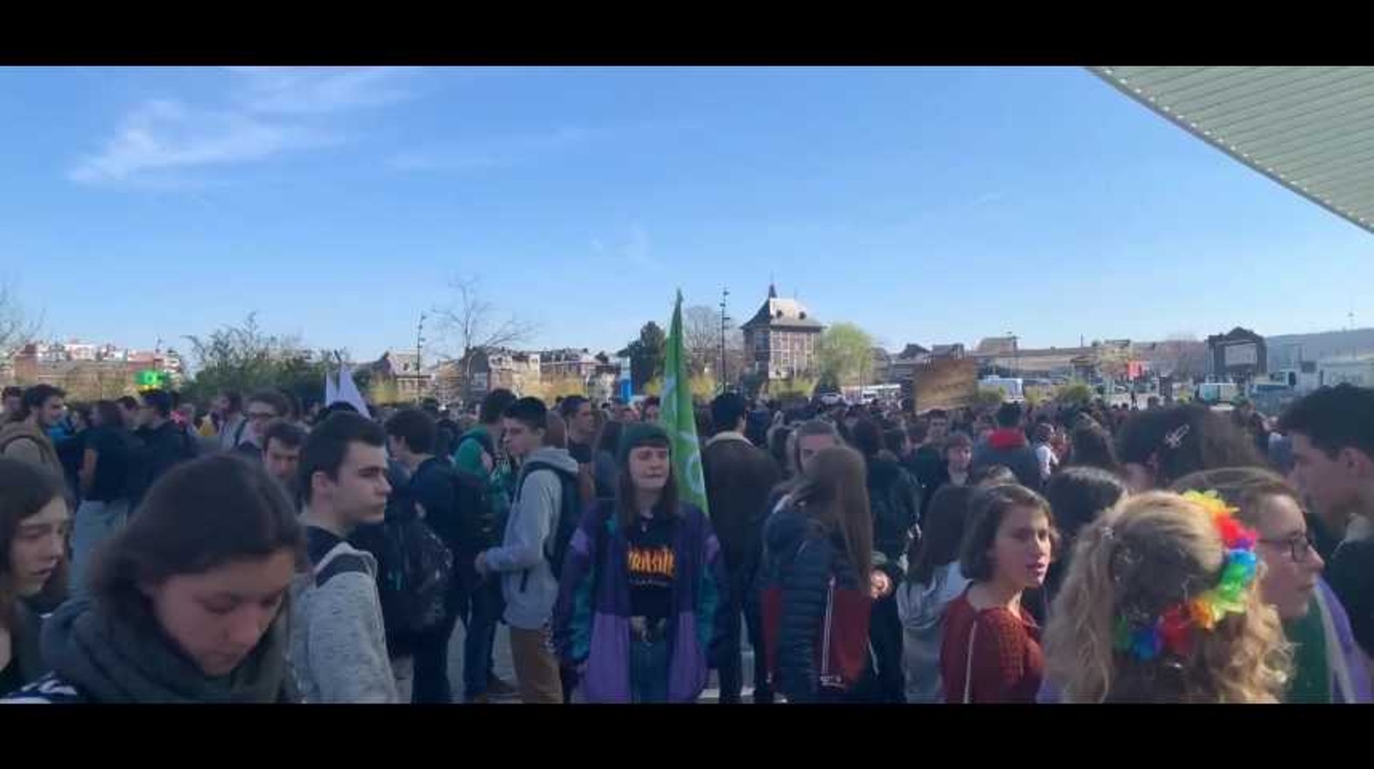 ⁣De plus en plus de monde à la marche pour le climat à Liège