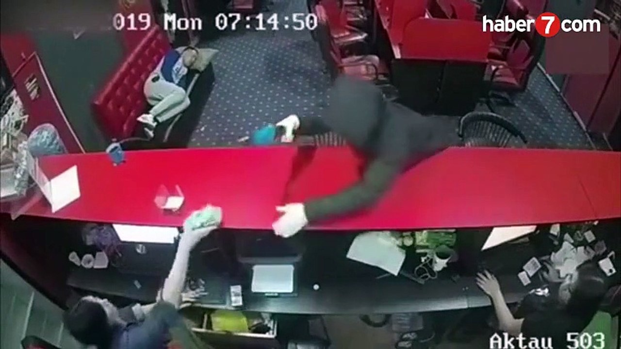 Silahlı soygun sırasında uyuyan adam - Video 7