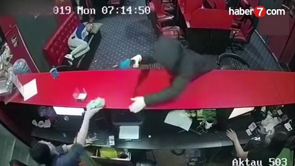 Silahlı soygun sırasında uyuyan adam - Video 7