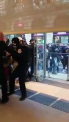 Deux vigiles contre des casseurs (Bordeaux)