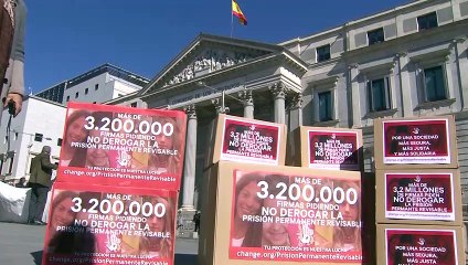 Juan Carlos Quer entrega firmas a favor de la prisión permanente