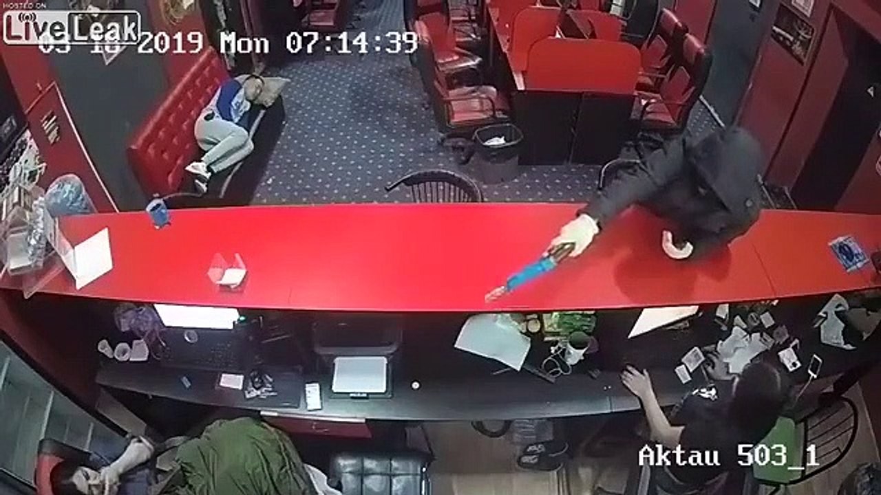 Un homme dort pendant le braquage d'un magasin