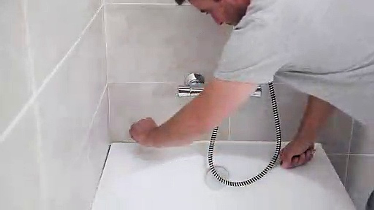 Comment retirer et poser les joints d'une baignoire ?