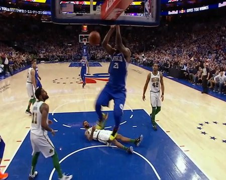 لقطة: كرة سلة: إمبيد المفعم بالطاقة يسجّل رمية ساحقة خلال فوز سيفنتي سيكسرز على سيلتيكس