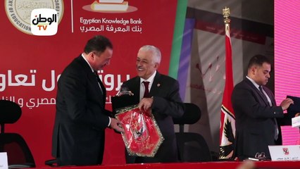 محمود الخطيب يهدي درع وقميص الأهلي لوزير التعليم