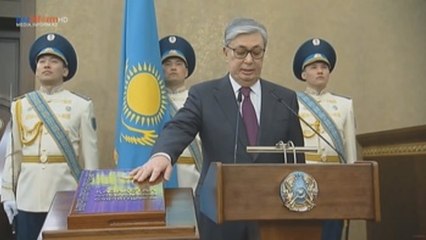 Descargar video: Tokayev sworn in as president of Kazakhstan