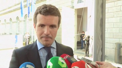 Casado dice que la propuesta de VOX de fomentar las armas es un "disparate"
