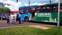 Ônibus e carro batem na Av. Tancredo Neves