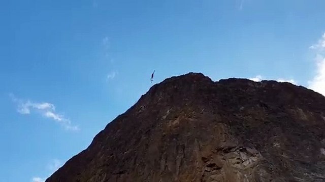 Helicóptero pone mallas para evitar desprendimientos en Santa Cruz de La Palma