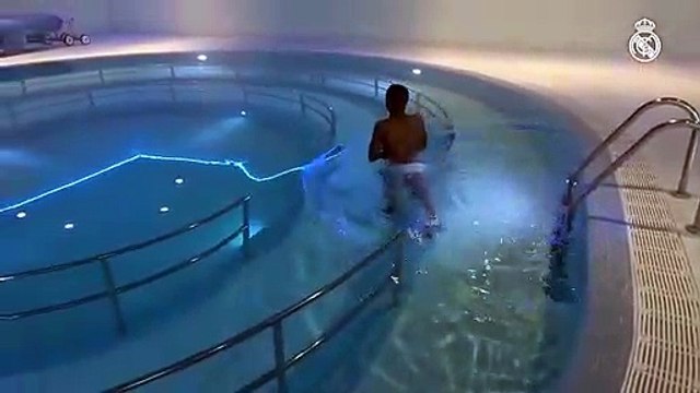 Vinicius Jr. trabajando en la piscina para recuperarse de su lesión