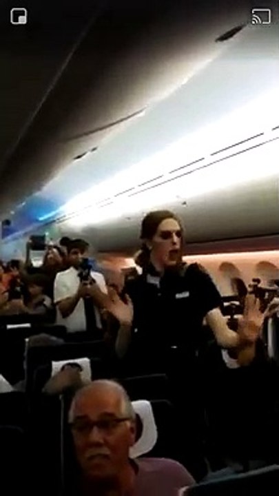 Ces passagers célèbrent la fête juive de Pourim à bord d'un avion et mettent de l'ambiance !
