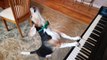 Un chien pianiste et chanteur... La classe