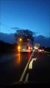 Le chauffeur de ce FlixBus double un camion en prenant d'énormes risques !