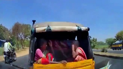 Un chauffard vient percuter un tuk-tuk par derrière... Dur dur