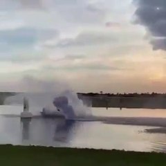 Un parapentiste fait le pire atterrissage qui soit dans un lac