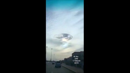 Download Video: Il pense apercevoir un vaisseau extraterrestre dans le ciel aux Emirats Arabes Unis