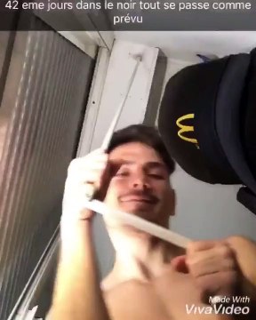 Il reprend le rythme des chansons avec le bruit que fait le store cassé de sa fenêtre