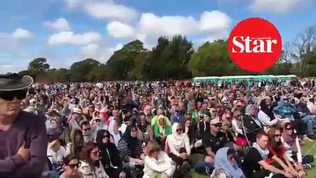 Binlerce Yeni Zelandalı Cuma namazı sırasında ezan ve hutbeyi dinledi