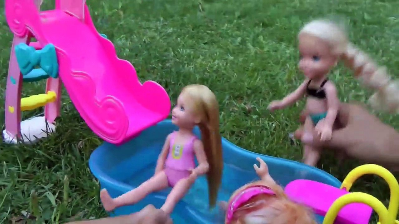 PISCINE de Plaisir ! ELSA & ANNA les tout-petits et Chelsea diapositive Shopkins dans l'eau! Splash De Natation De Jouer !