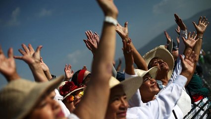 Pilger begrüßen den Frühling auf der Sonnenpyramide in Teotihuacán