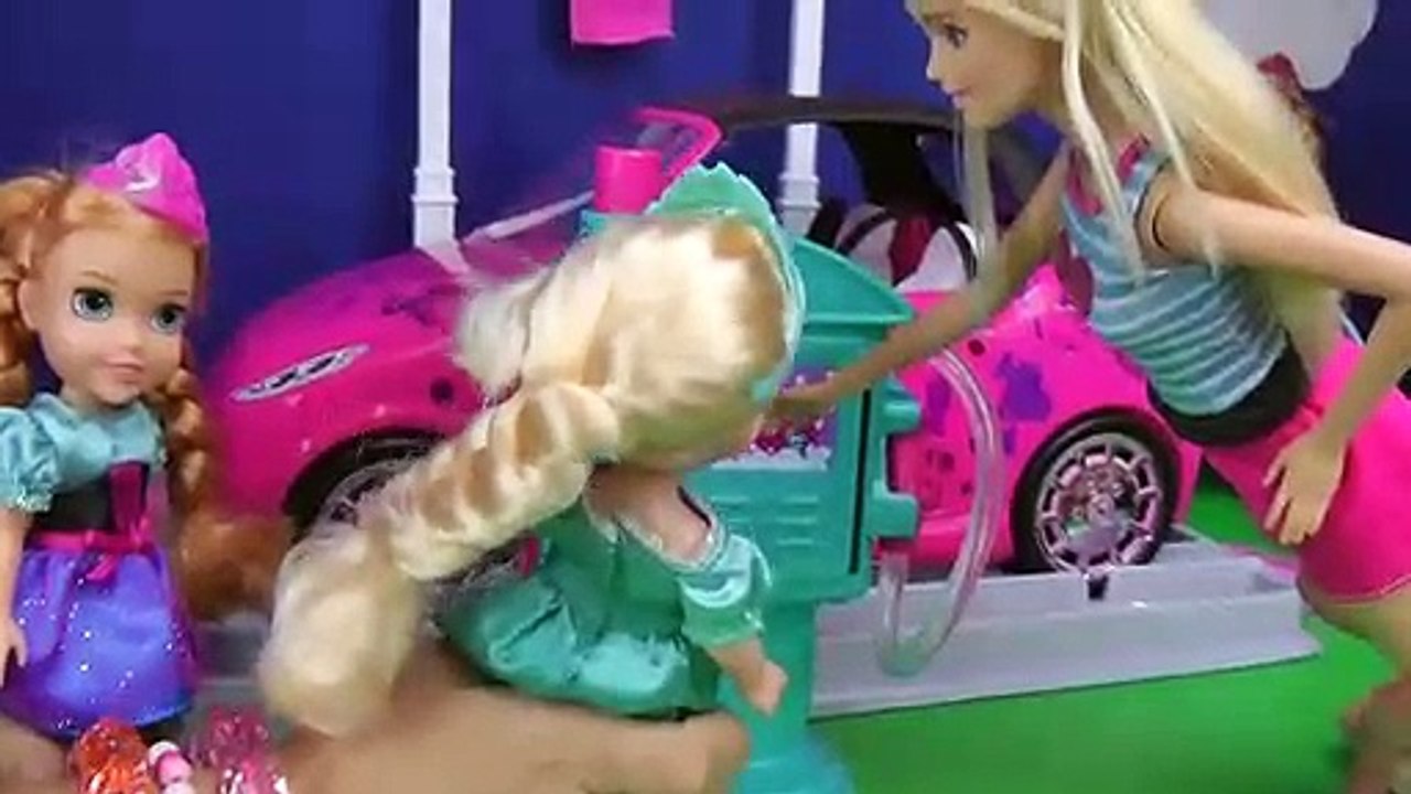 LAVAGE DE VOITURE ! Elsa et Anna, les tout-petits laver leurs dessins - Barbie - splash