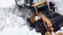 Hakkari dağlarının 'Kar Savaşçıları'...Yola düşen çığı temizleyemeyen ekipler tünel açarak ulaşımı sağlıyor