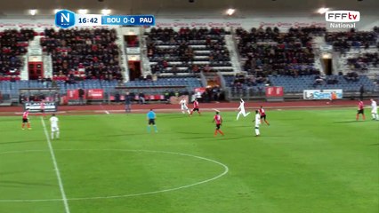 La frappe est détournée sur le poteau par Guendouz.