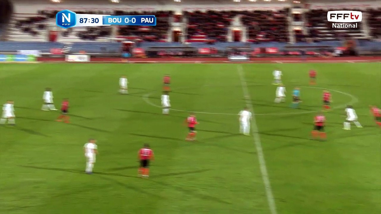 But de BOISGARD !!! Il efface le gardien Mandanda et ajuste sa frappe dans le but vide. 0-1 pour Pau.