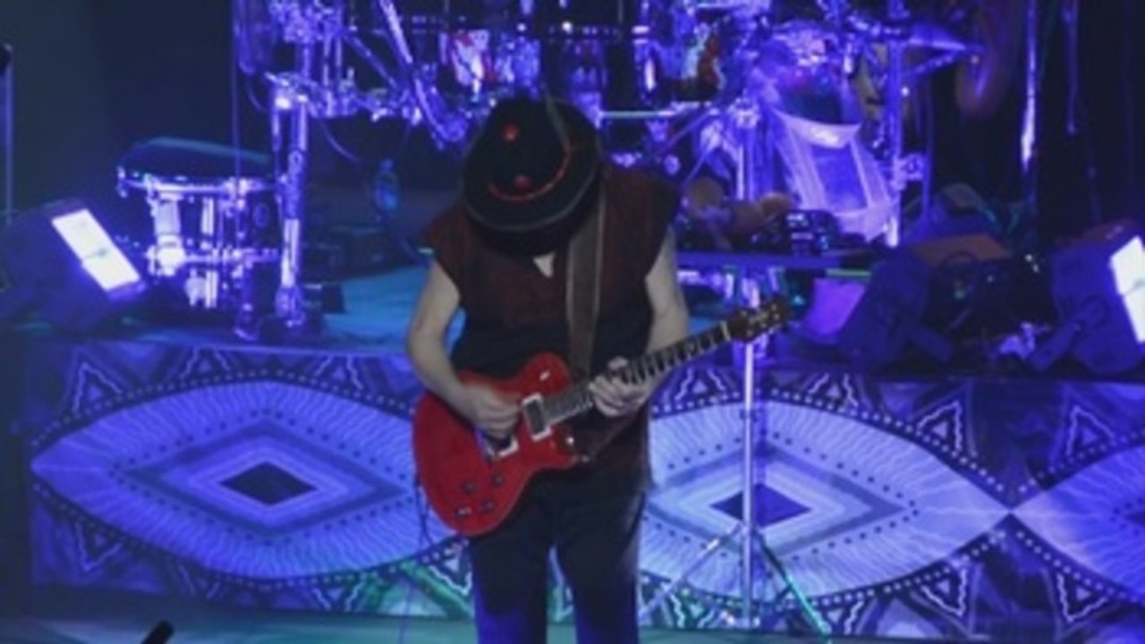 El mexicano Carlos Santana seduce con su música a su natal Jalisco