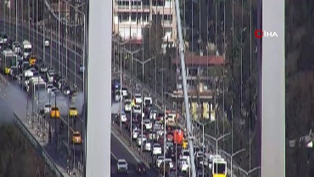 15 Temmuz Şehitler Köprüsü'nde araç yangını. 15 Temmuz Şehitler Köprüsü Anadolu'dan Avrupa'ya geçişte bir otomobilde yangın çıktı. Polis ekipleri ve itfaiye yangına müdahale etti. Bölgede yoğun trafik oluştu.