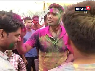 आज पुलिस लाइन में होली, आईजी-डीआईजी ने जमकर लगाए ठूमके-Holi in the police line today, IG-DIG dance with policeman