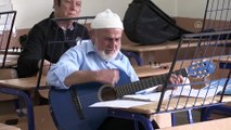 Müzik aşkı 80 yaşından sonra gitarist yaptı - MANİSA