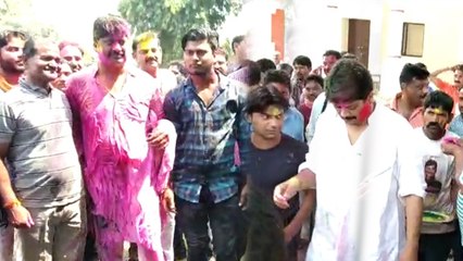 चुनावी रंग में रंगी कुंडा के राजमहल में राजा भैया की होली