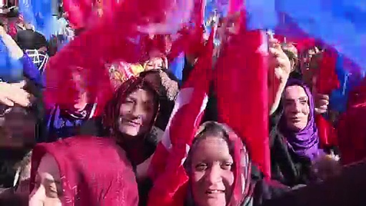 Erdogan singt im Wahlkampf