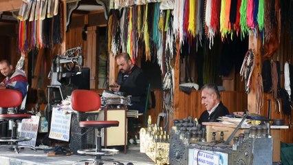 Giyemediği ayakkabıları boyayarak geçimini sağlıyor - HATAY