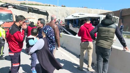 İzmir'de servis minibüsü devrildi: 20 yaralı (2)