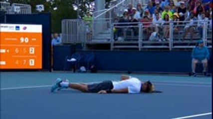 لقطة: تنس: كوهان يسقط أرضًا في مباراة ضمن بطولة ميامي المفتوحة