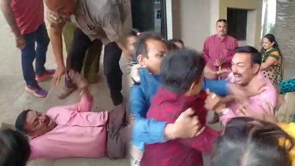अच्छे मार्क्स दिलाने की कहकर हरेसमेंट करता था स्कूल संचालक, छात्राओं के पेरेंट्स ने पीटा, वीडियो