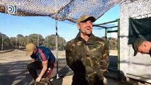 Los jugadores de la selección y Luis Enrique de maniobras militares