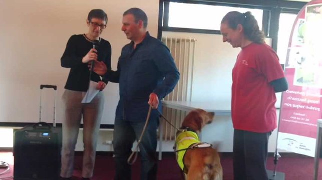 Ghlin 2 .Remise de chiens chez les amis des aveugles.1Video Eric Ghislain