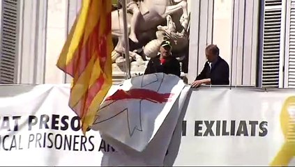 La Generalitat retira los lazos amarillos y blancos de su fachada