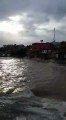 Em Ponta da Fruta, a maré alta e as ondas atingem casas construídas na beira mar