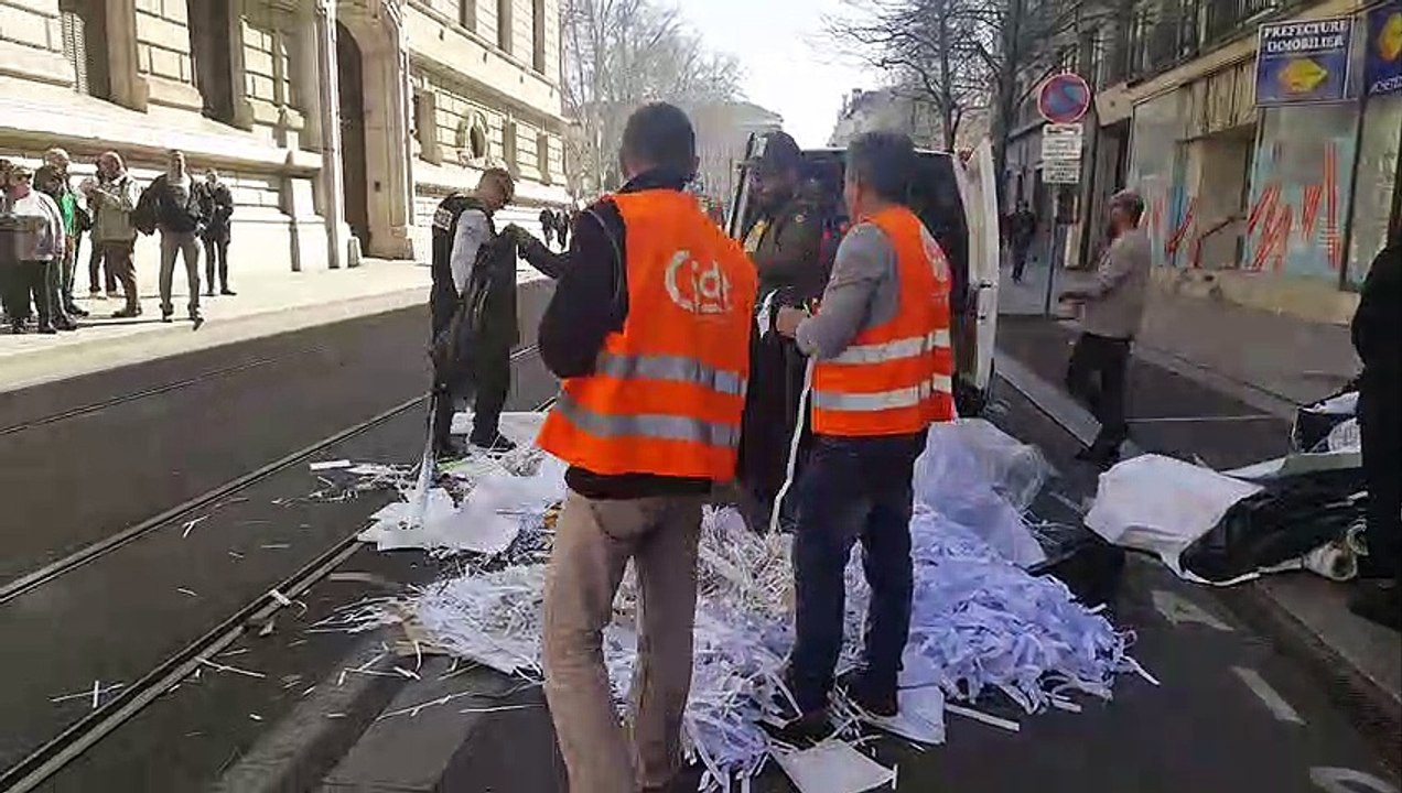 Les salariés de Titoulet devant la prefecture