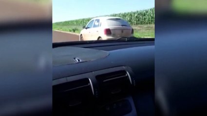 Aula de direção? Carro da Saúde é flagrado em loteamento novo